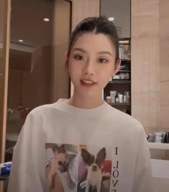 奚夢瑤高調炫富!穿5千T恤越來越有四太樣,富養女兒盡顯豪門范