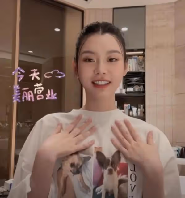 奚夢瑤高調炫富!穿5千T恤越來越有四太樣,富養女兒盡顯豪門范