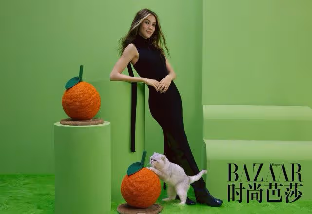 冠軍谷愛凌再拿下頂級大刊!穿黑裙超模身材不能比,硬凹出S曲線