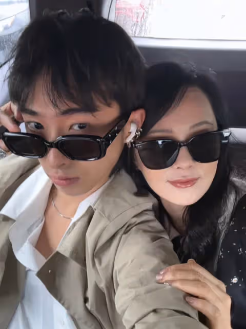 伊能靜、哈林飛美國出席22歲兒提早1年畢業典禮！網期待離異夫妻世紀同框