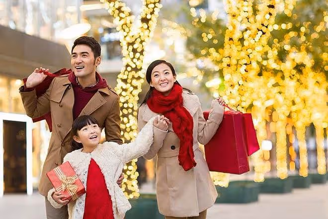 結婚繼母給一張銀行卡,婚後我生孩子去取錢,一查餘額我懵了