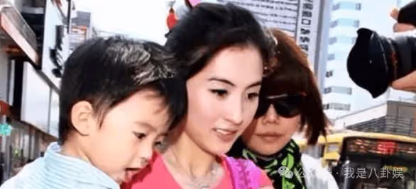 謝霆鋒爆發了,5個字回應張柏芝三胎與自己的關係,王菲流著淚沉默不語