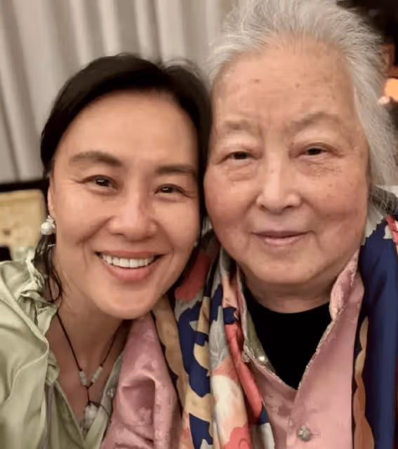 58歲鄔君梅素顏照曝光:狀態真實自然,一點也不顯老態,仍很好看