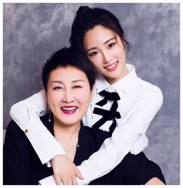 親媽是導演,乾媽是導演,20年都捧不紅他,卻在結婚之後改名後火了
