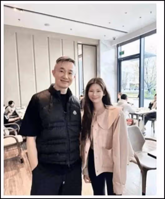52歲主持人程雷被偶遇 自曝兩個兒子壓力大 身穿2萬羽絨馬甲!