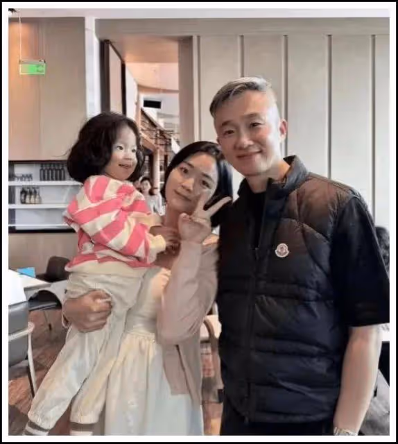 52歲主持人程雷被偶遇 自曝兩個兒子壓力大 身穿2萬羽絨馬甲!