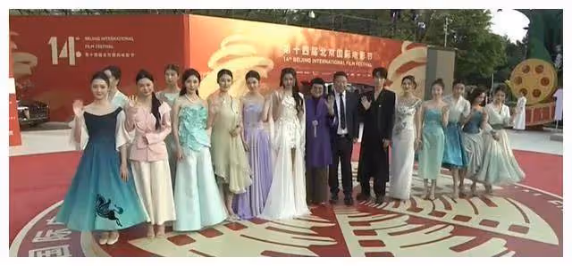 北影節開幕太精彩!關曉彤被配角艷壓,藍盈瑩險走光,胡歌太紳士