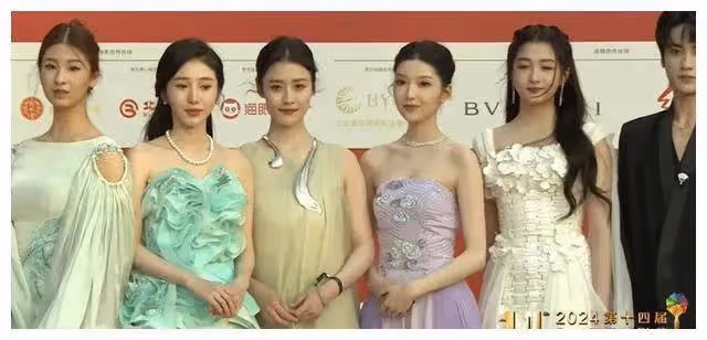 北影節開幕太精彩!關曉彤被配角艷壓,藍盈瑩險走光,胡歌太紳士