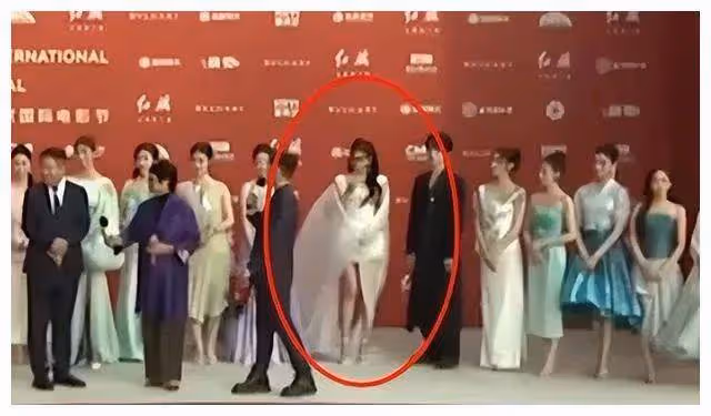 北影節開幕太精彩!關曉彤被配角艷壓,藍盈瑩險走光,胡歌太紳士