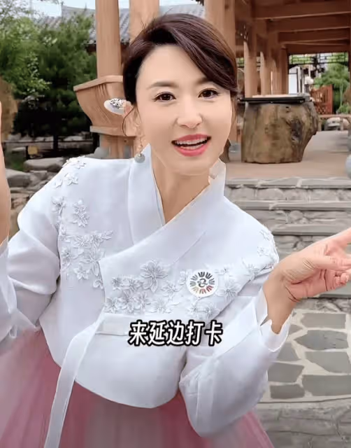 張蕾來延邊打卡!穿朝鮮族服裝好年輕,45歲還能駕馭粉色不俗氣