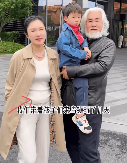 張紀中夫婦攜兒女烏鎮遊玩,他73歲精氣神足,把孩子舉肩上仍輕鬆