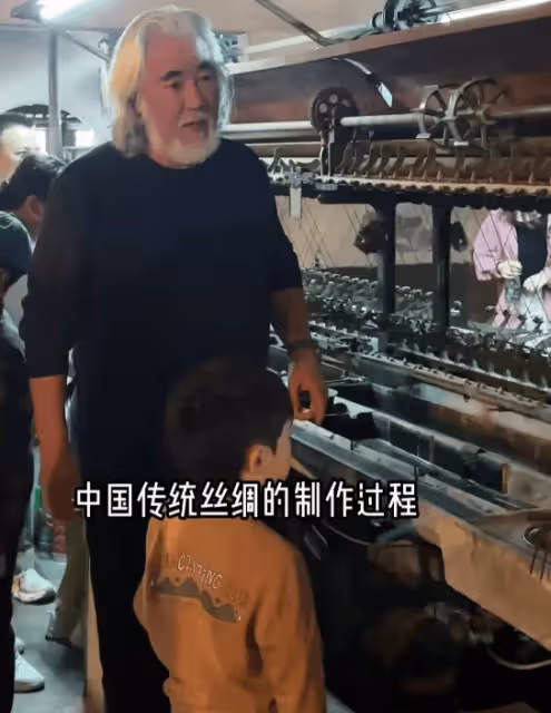 張紀中夫婦攜兒女烏鎮遊玩,他73歲精氣神足,把孩子舉肩上仍輕鬆