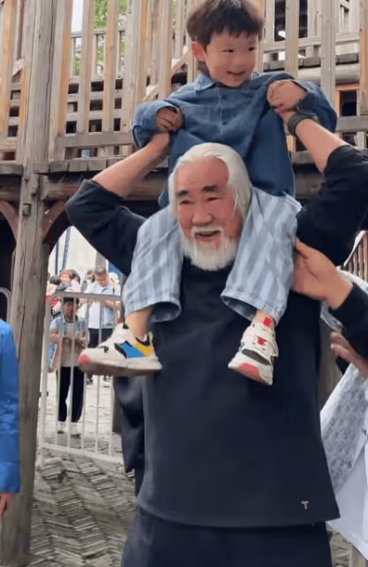張紀中夫婦攜兒女烏鎮遊玩,他73歲精氣神足,把孩子舉肩上仍輕鬆