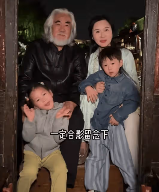 張紀中夫婦攜兒女烏鎮遊玩,他73歲精氣神足,把孩子舉肩上仍輕鬆
