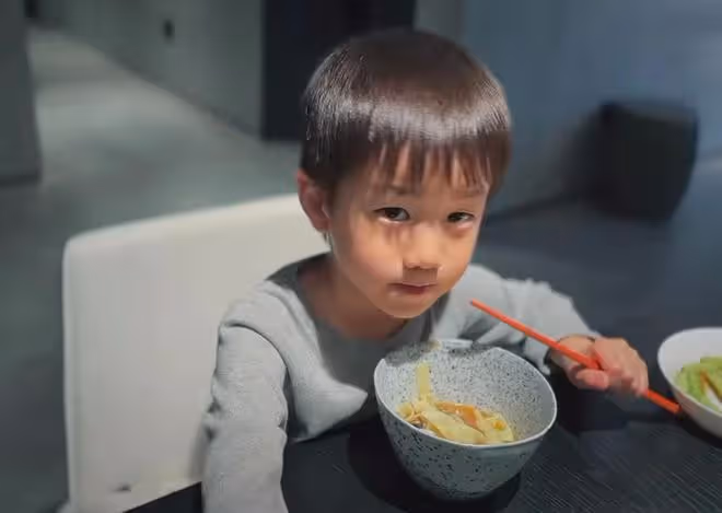 孫莉帶仨兒女出遊,多多穿露臍裝變小辣妹,多妹和弟弟共用一張臉