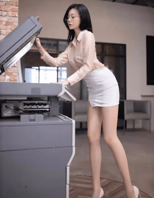 透明粉色魅力：半濕襯衫與緊身短褲的迷離風情
