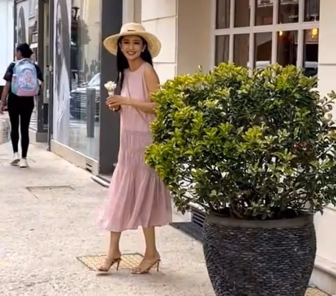 佟麗婭坎城街頭拿雪糕轉圈自拍,40歲穿粉裙像少女一樣可愛