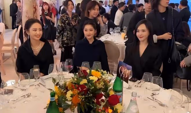佟麗婭坎城街頭拿雪糕轉圈自拍,40歲穿粉裙像少女一樣可愛