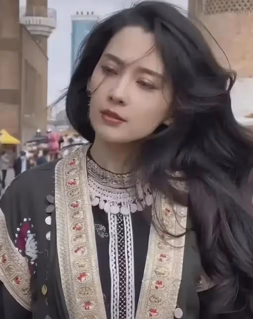 52歲汪峰戀情曝光!90後女友身材火辣酷似章子怡,身份果然不一般