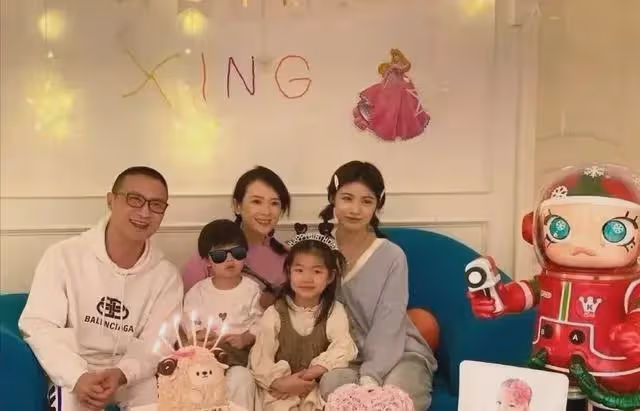 52歲汪峰戀情曝光!90後女友身材火辣酷似章子怡,身份果然不一般