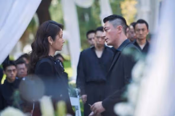 霍建華終於帥氣登場!與老婆演對手戲太帶感,穿西裝比貴公子氣派
