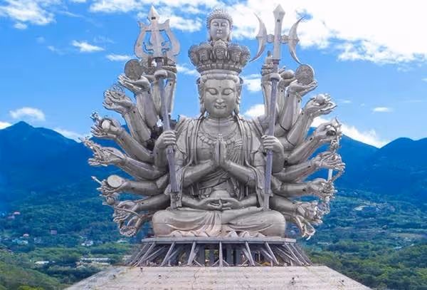 台灣紅到國際!隱身建築中「千手千眼觀世音」 高達30公尺「夜晚竟發出聖光」
