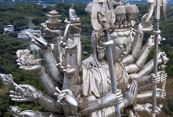 台灣紅到國際!隱身建築中「千手千眼觀世音」 高達30公尺「夜晚竟發出聖光」