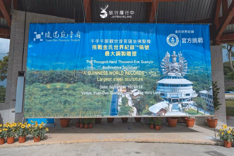 台灣紅到國際!隱身建築中「千手千眼觀世音」 高達30公尺「夜晚竟發出聖光」