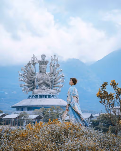 台灣紅到國際!隱身建築中「千手千眼觀世音」 高達30公尺「夜晚竟發出聖光」