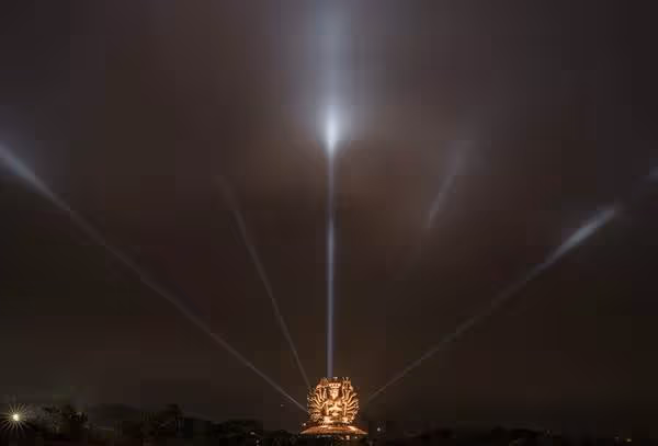台灣紅到國際!隱身建築中「千手千眼觀世音」 高達30公尺「夜晚竟發出聖光」