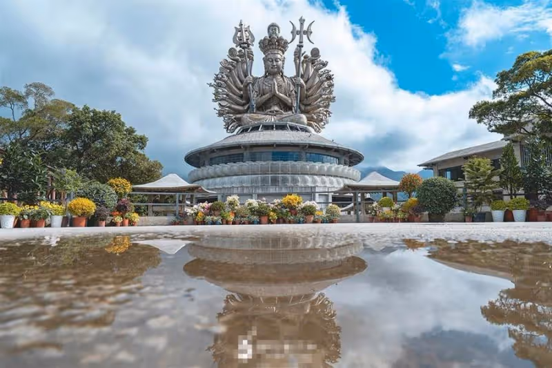 台灣紅到國際!隱身建築中「千手千眼觀世音」 高達30公尺「夜晚竟發出聖光」
