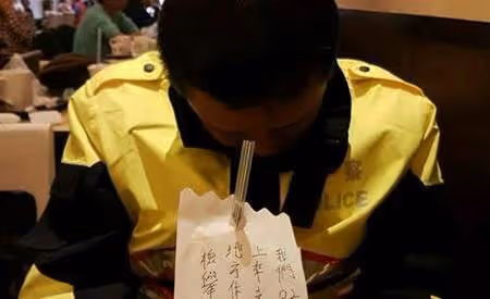 實在太累了!員警坐在餐廳「低著頭瞌睡」怕遭檢舉「擺字條」路人一看瞬間心疼:謝謝你們!