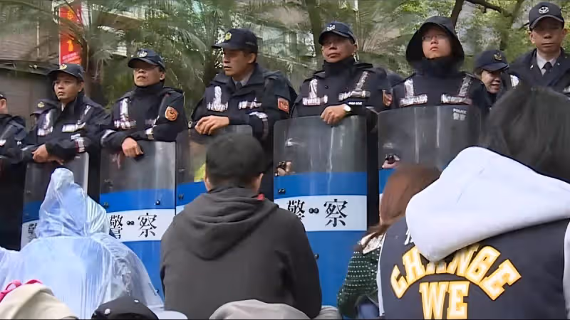 實在太累了!員警坐在餐廳「低著頭瞌睡」怕遭檢舉「擺字條」路人一看瞬間心疼:謝謝你們!