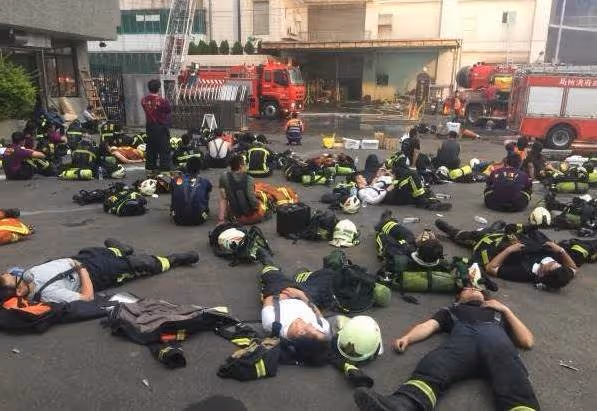 實在太累了!員警坐在餐廳「低著頭瞌睡」怕遭檢舉「擺字條」路人一看瞬間心疼:謝謝你們!