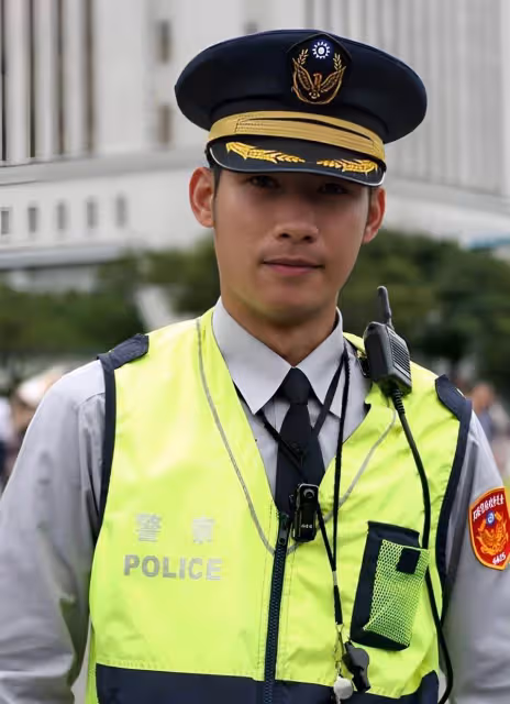 實在太累了!員警坐在餐廳「低著頭瞌睡」怕遭檢舉「擺字條」路人一看瞬間心疼:謝謝你們!