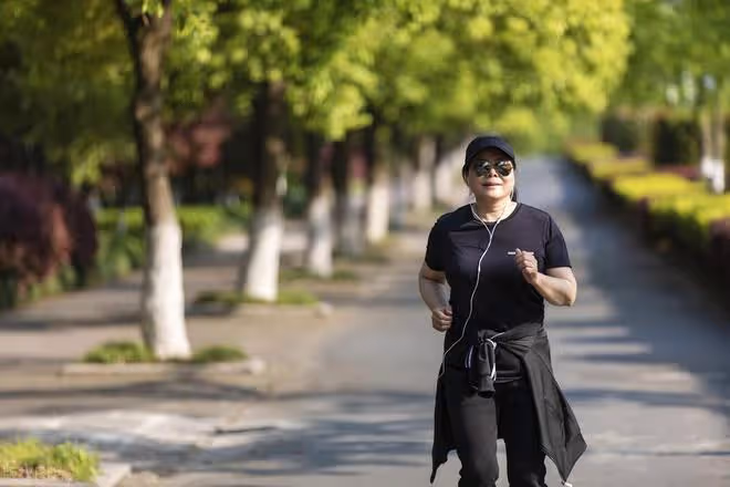 56歲的堂姐癱瘓後,血的教訓告訴我:再有錢,做什麼都要適可而止