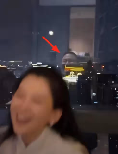 汪峰和新女友牽手逛街,正式公開戀情,兩人十指緊扣很恩愛