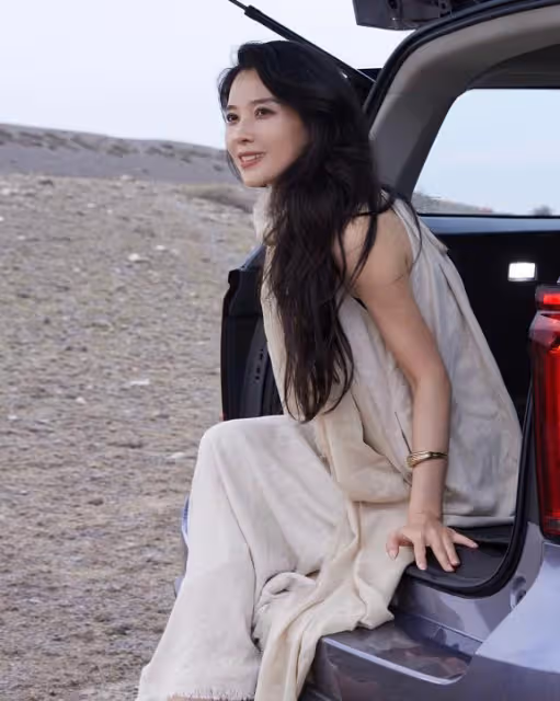 汪峰和新女友牽手逛街,正式公開戀情,兩人十指緊扣很恩愛