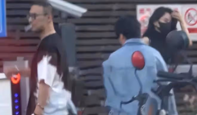 汪峰和新女友牽手逛街,正式公開戀情,兩人十指緊扣很恩愛