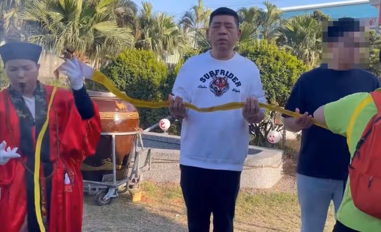 經紀人掛保證「不會強迫妳」　她信了！結果一進房竟遭NONO脫浴巾性侵
