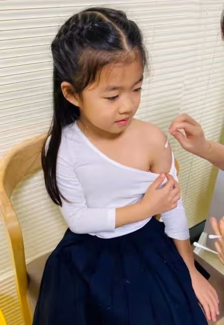 章子怡女兒顏值長開了!穿百褶裙變身小巨星,打疫苗不哭太勇敢了