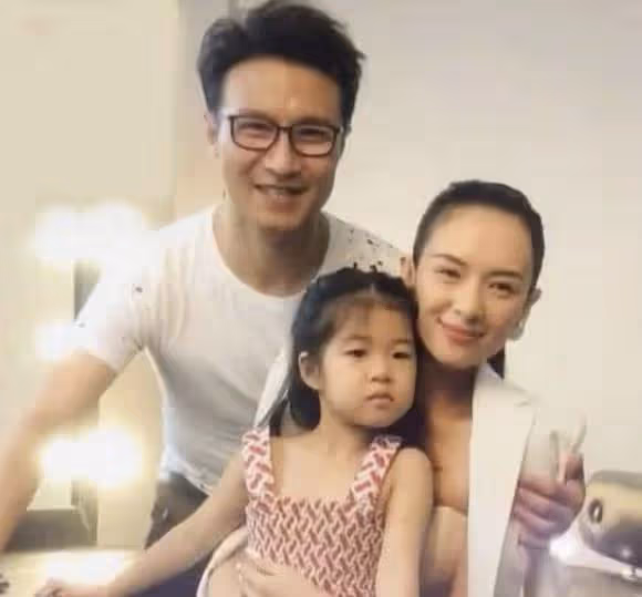 章子怡女兒顏值長開了!穿百褶裙變身小巨星,打疫苗不哭太勇敢了