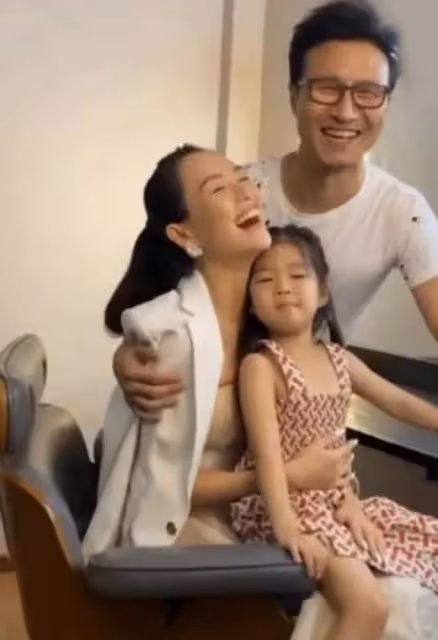 章子怡女兒顏值長開了！穿百褶裙變身小巨星，打疫苗不哭太勇敢了