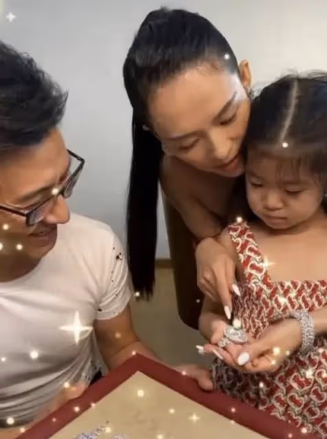 章子怡女兒顏值長開了！穿百褶裙變身小巨星，打疫苗不哭太勇敢了