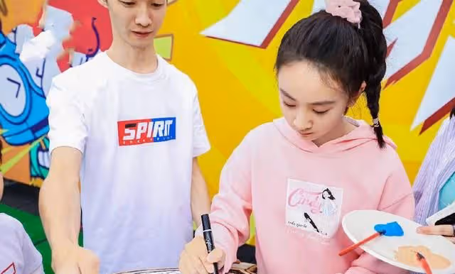 13歲森碟變運動女神！穿運動裝顯超模範，被爸爸舉高高笑起來超甜