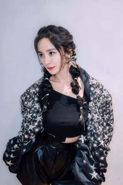 楊冪為美太拼了!衛衣+薄紗裙秀美腿,全黑look依舊穿出了高級感