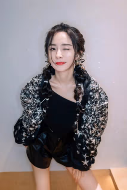 楊冪為美太拼了！衛衣+薄紗裙秀美腿，全黑look依舊穿出了高級感