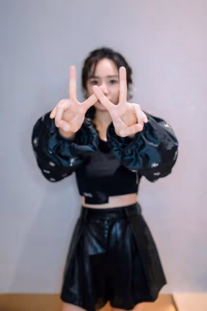 楊冪為美太拼了！衛衣+薄紗裙秀美腿，全黑look依舊穿出了高級感