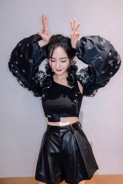 楊冪為美太拼了！衛衣+薄紗裙秀美腿，全黑look依舊穿出了高級感