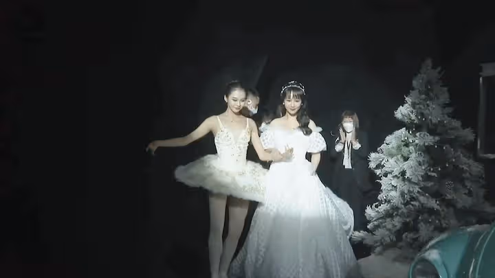 楊紫拍完戲就大爆發!穿婚紗入場驚艷眾人,披秀髮美成偶像劇女主